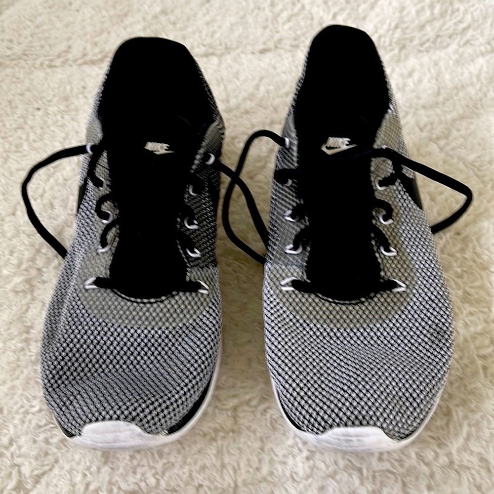 Woman’s Nike size 10 athletic sneaker!